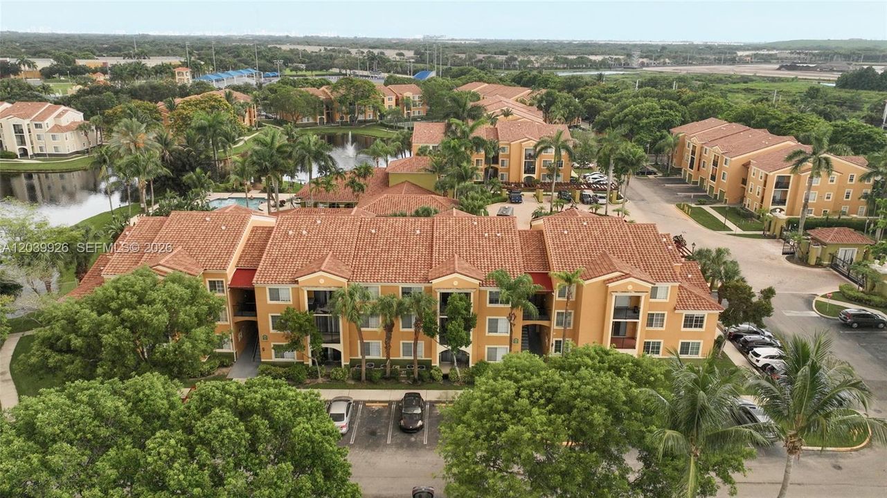 For Sale: $309,900 (2 beds, 2 baths, 977 Square Feet)