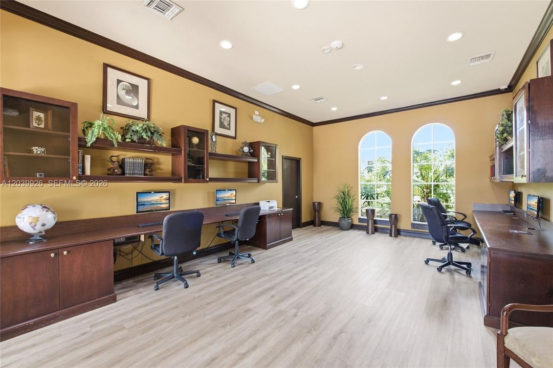 For Sale: $309,900 (2 beds, 2 baths, 977 Square Feet)