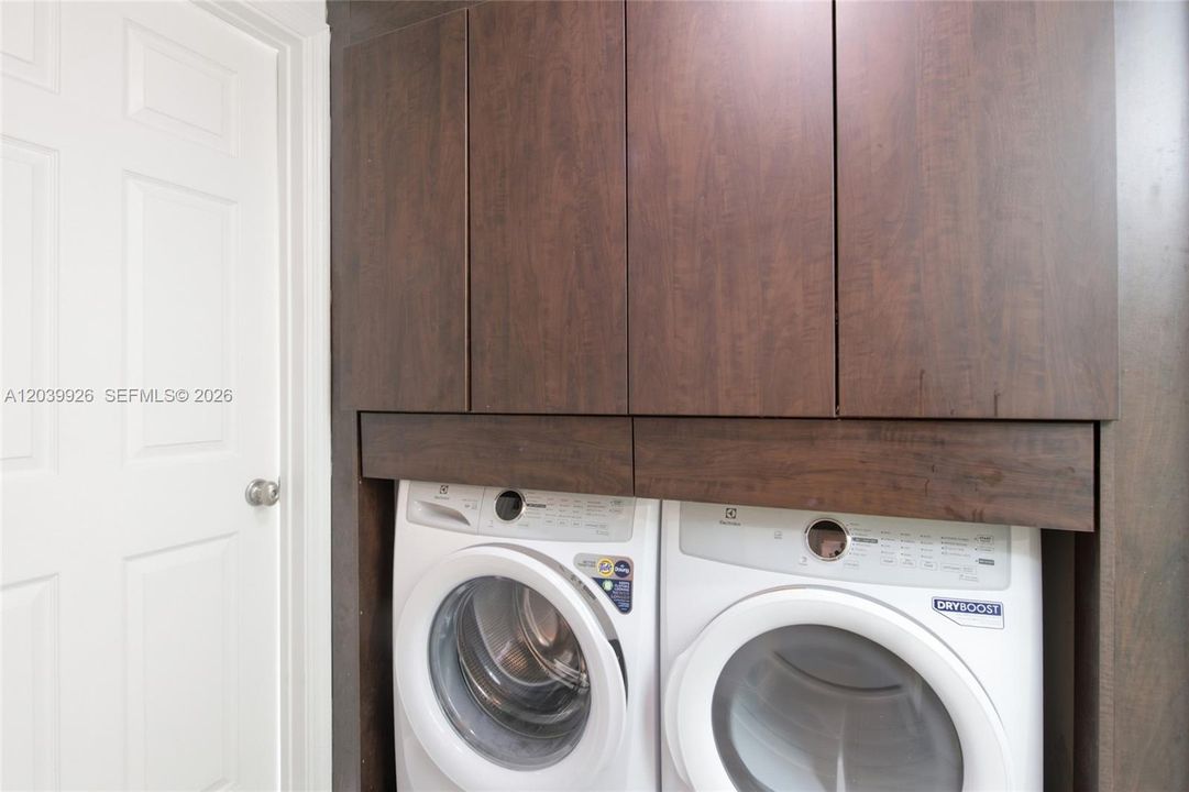 For Sale: $309,900 (2 beds, 2 baths, 977 Square Feet)