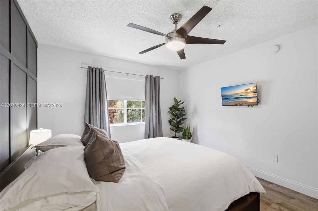 For Sale: $309,900 (2 beds, 2 baths, 977 Square Feet)