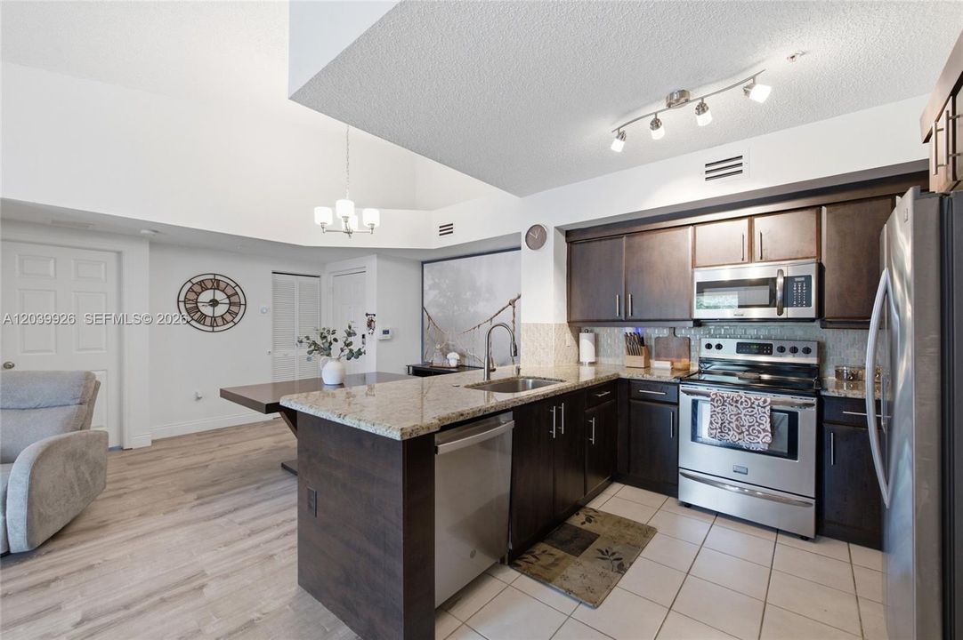 For Sale: $309,900 (2 beds, 2 baths, 977 Square Feet)