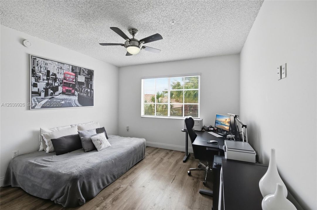For Sale: $309,900 (2 beds, 2 baths, 977 Square Feet)