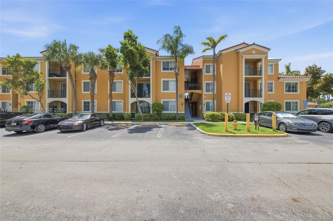 For Sale: $309,900 (2 beds, 2 baths, 977 Square Feet)