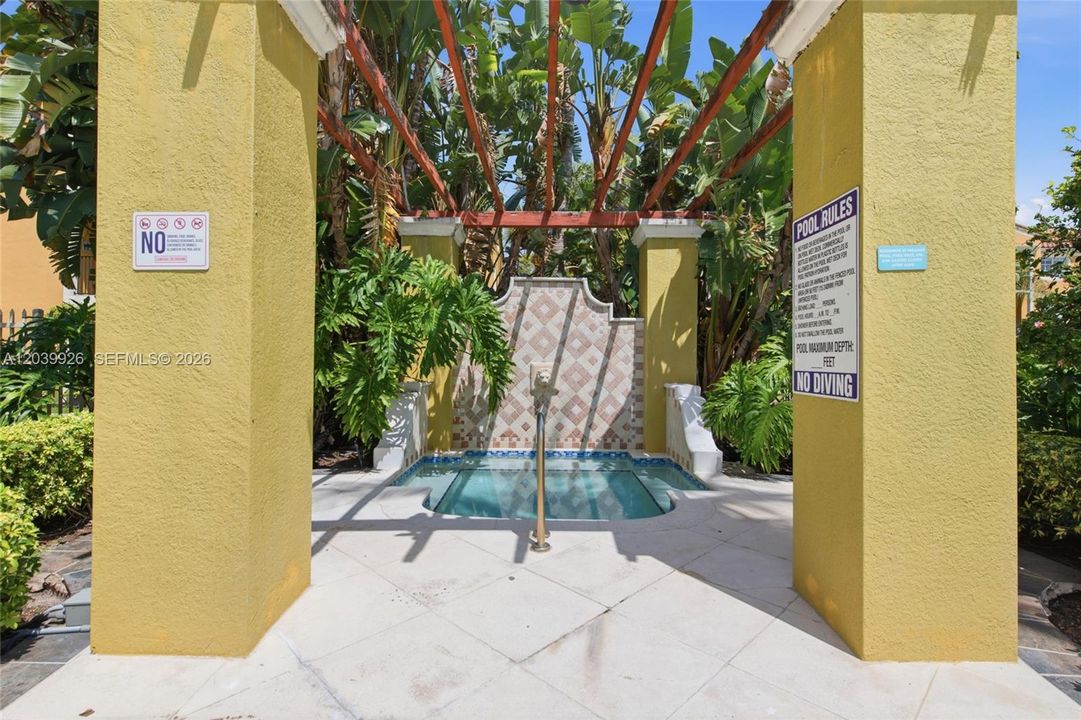 For Sale: $309,900 (2 beds, 2 baths, 977 Square Feet)