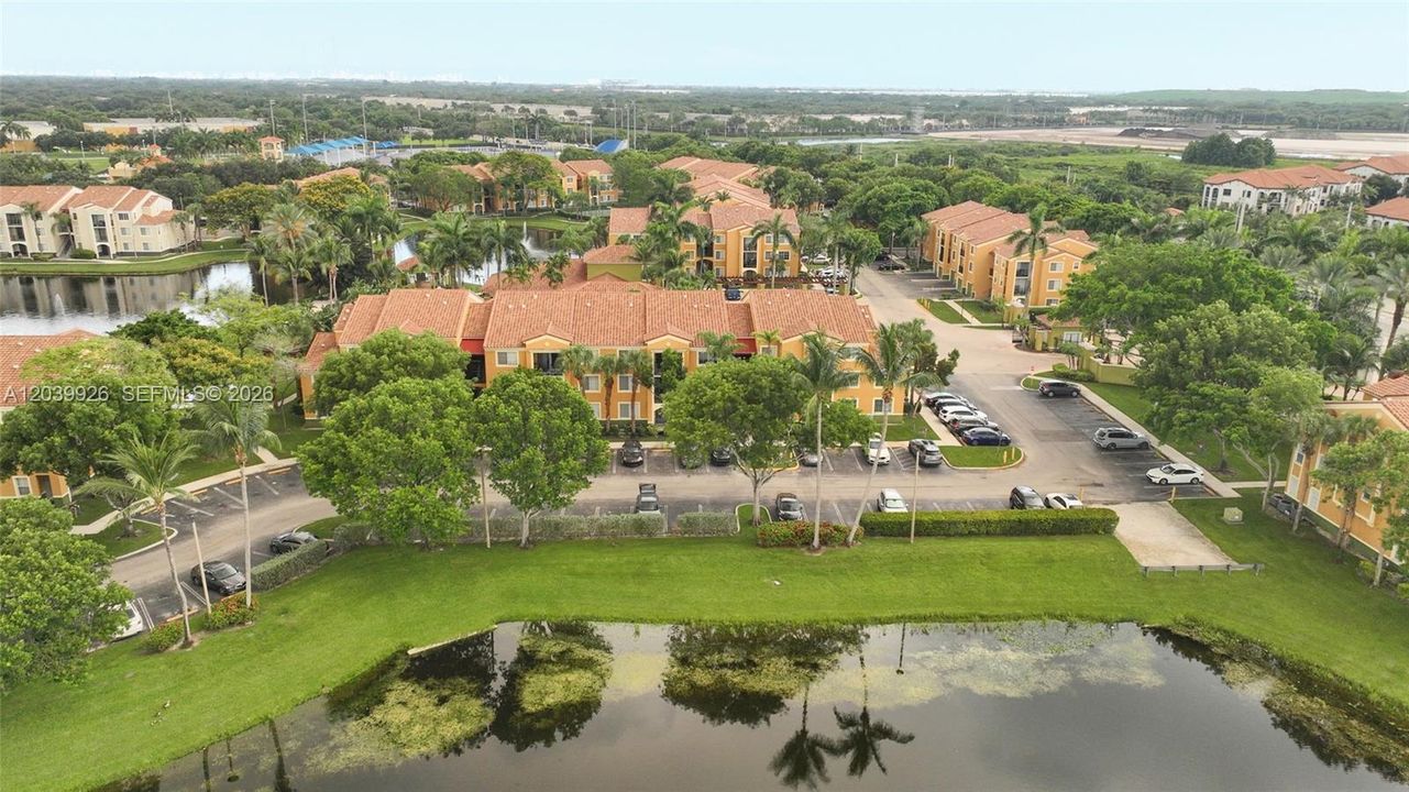For Sale: $309,900 (2 beds, 2 baths, 977 Square Feet)