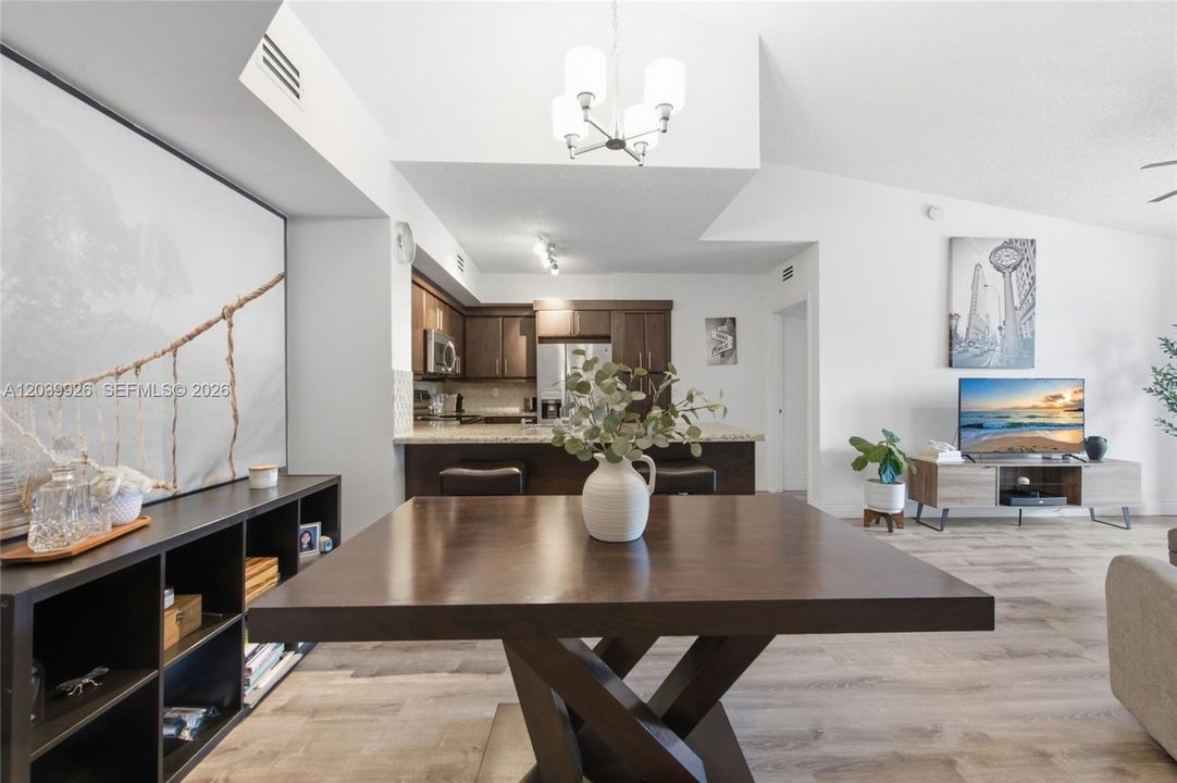 For Sale: $309,900 (2 beds, 2 baths, 977 Square Feet)