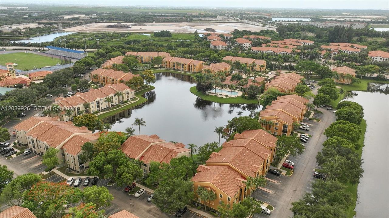 For Sale: $309,900 (2 beds, 2 baths, 977 Square Feet)