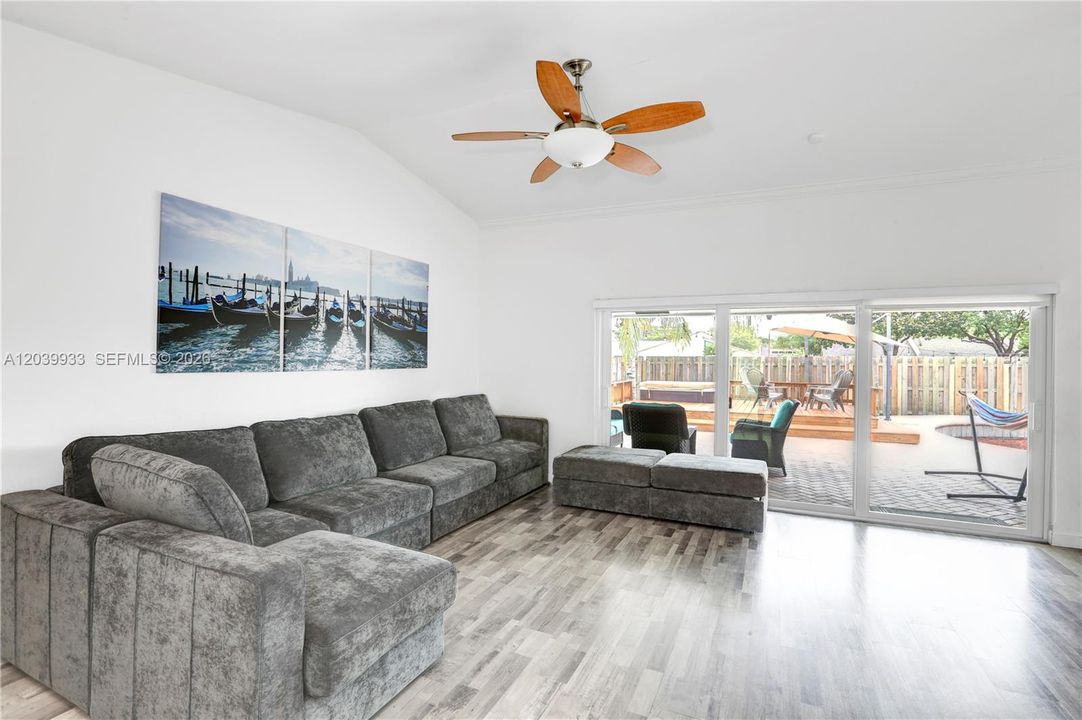En Venta: $580,000 (3 camas, 2 baños, 1466 Pies cuadrados)
