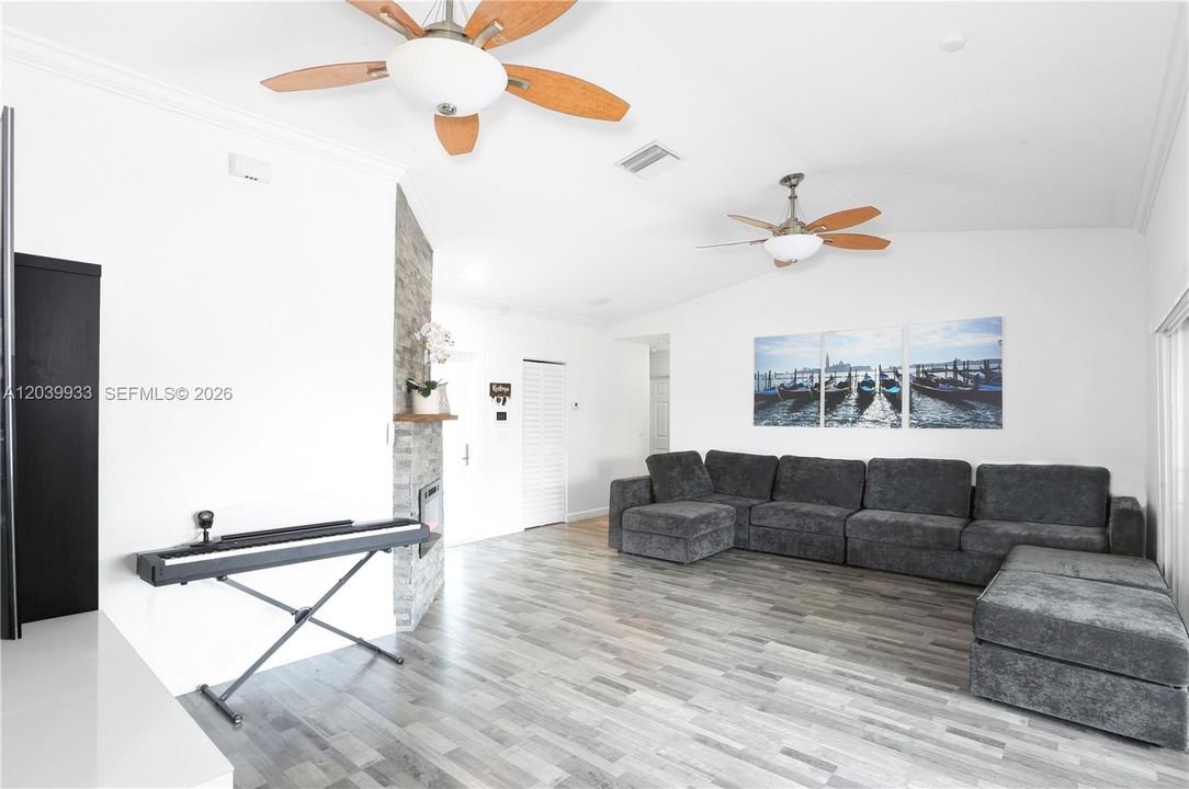 En Venta: $580,000 (3 camas, 2 baños, 1466 Pies cuadrados)