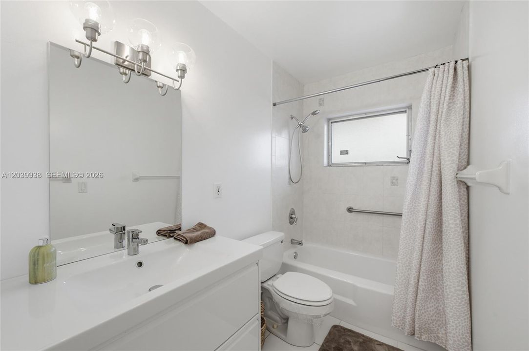 For Sale: $139,900 (2 beds, 1 baths, 815 Square Feet)