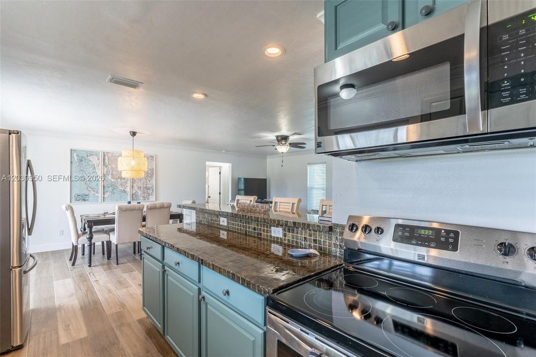 For Sale: $510,000 (3 beds, 2 baths, 1405 Square Feet)