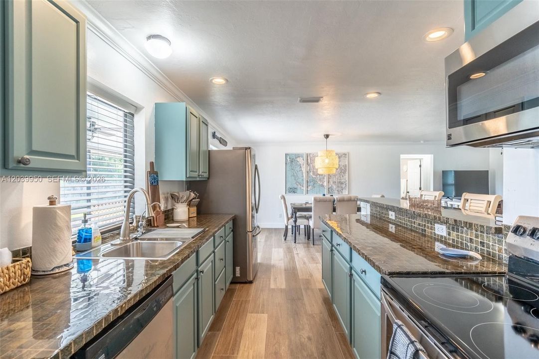 For Sale: $510,000 (3 beds, 2 baths, 1405 Square Feet)