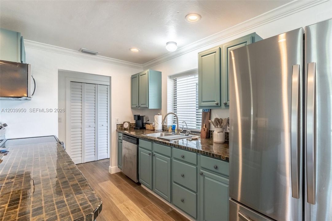 For Sale: $510,000 (3 beds, 2 baths, 1405 Square Feet)
