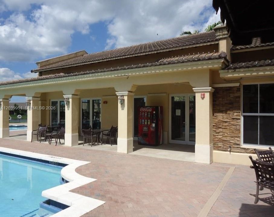 For Rent: $2,200 (2 beds, 2 baths, 910 Square Feet)