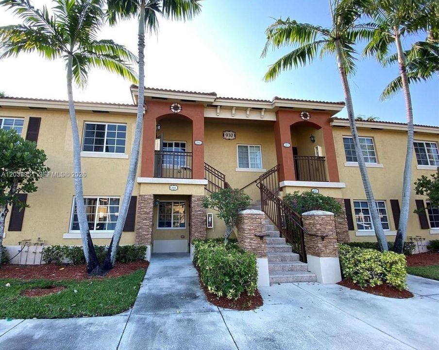 For Rent: $2,200 (2 beds, 2 baths, 910 Square Feet)