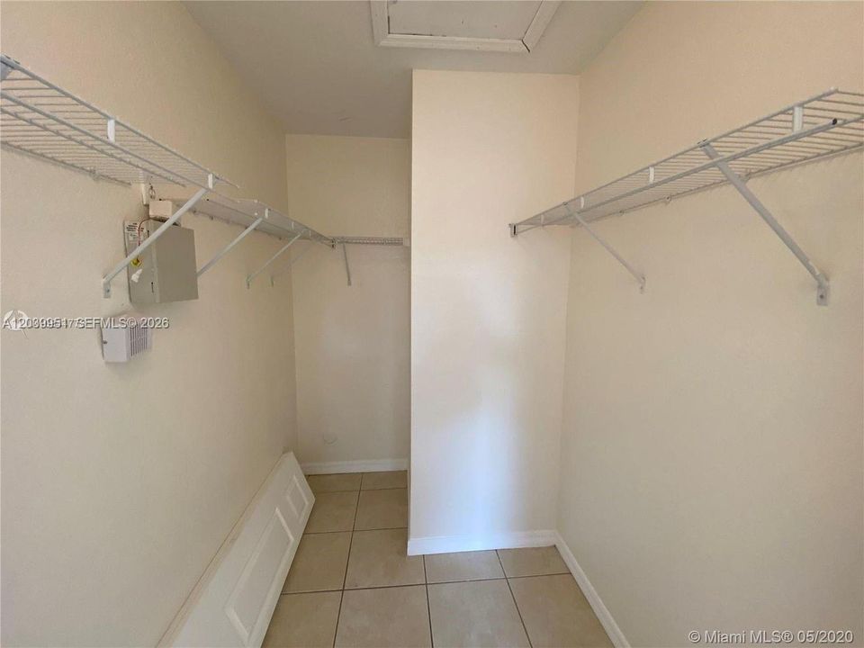 For Rent: $2,200 (2 beds, 2 baths, 910 Square Feet)