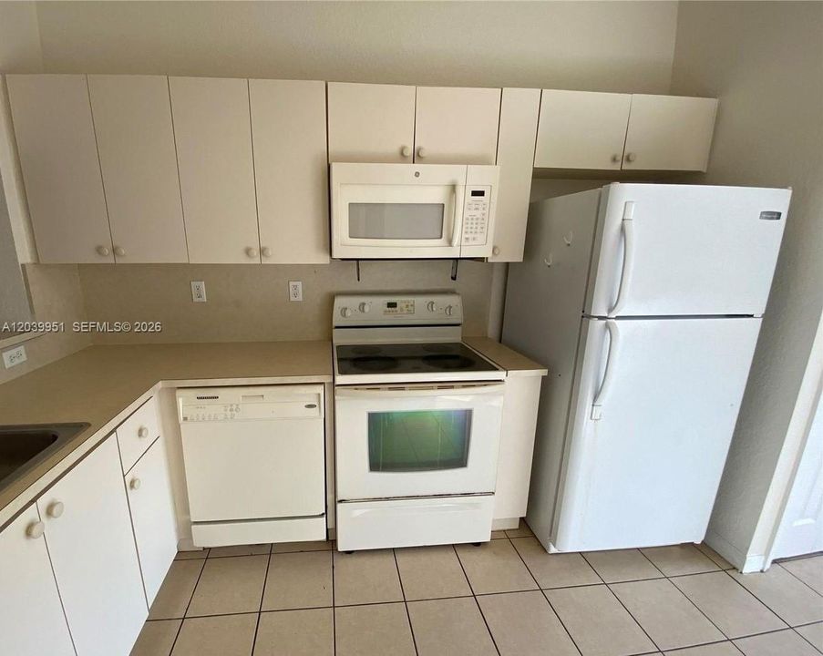 For Rent: $2,200 (2 beds, 2 baths, 910 Square Feet)