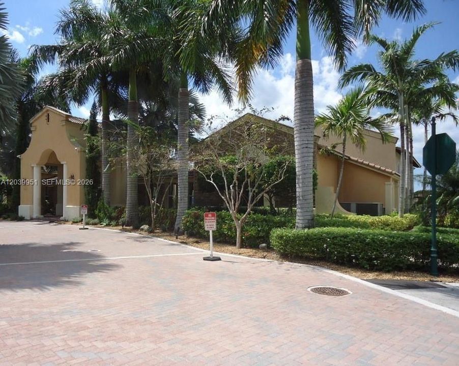 For Rent: $2,200 (2 beds, 2 baths, 910 Square Feet)