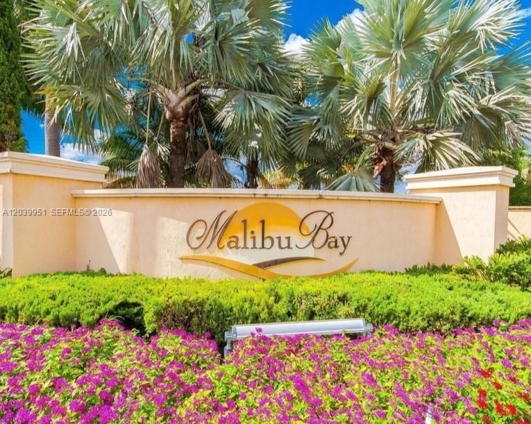 For Rent: $2,200 (2 beds, 2 baths, 910 Square Feet)