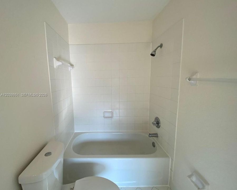 For Rent: $2,200 (2 beds, 2 baths, 910 Square Feet)