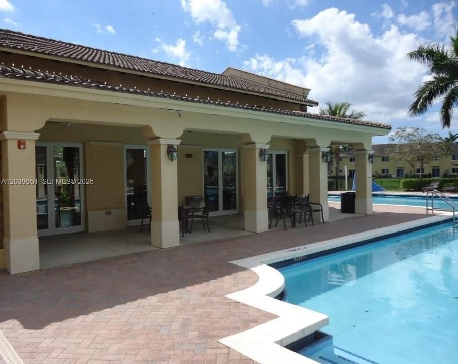 For Rent: $2,200 (2 beds, 2 baths, 910 Square Feet)