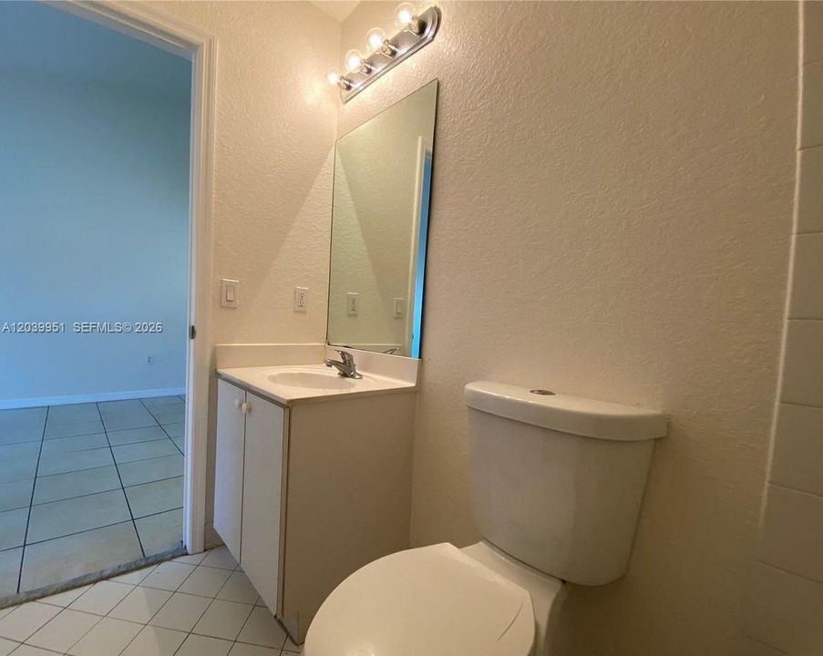 For Rent: $2,200 (2 beds, 2 baths, 910 Square Feet)