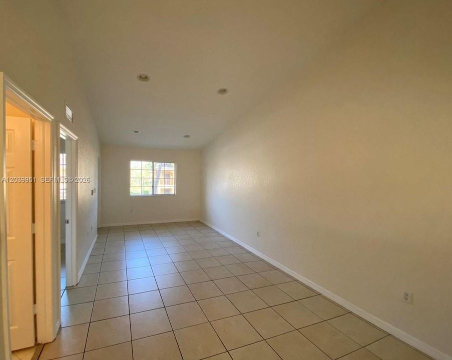 For Rent: $2,200 (2 beds, 2 baths, 910 Square Feet)
