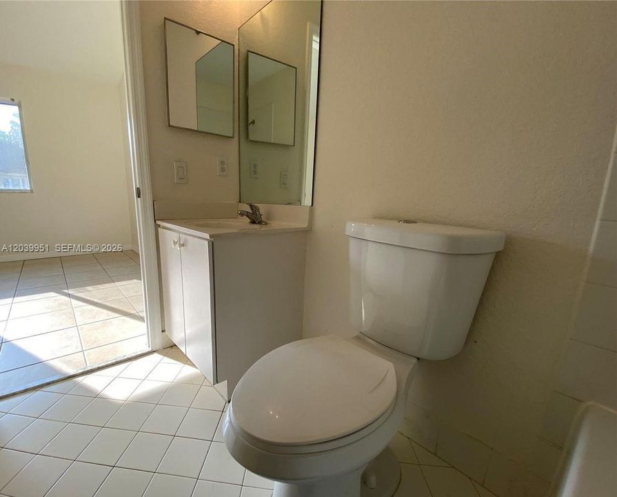 For Rent: $2,200 (2 beds, 2 baths, 910 Square Feet)