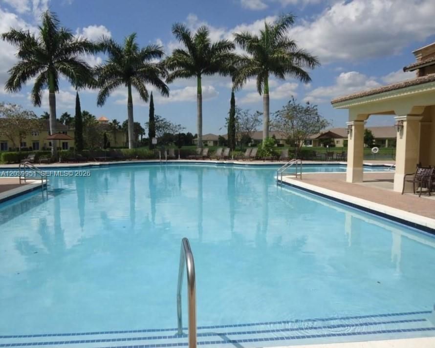 For Rent: $2,200 (2 beds, 2 baths, 910 Square Feet)