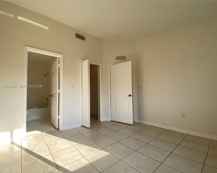 For Rent: $2,200 (2 beds, 2 baths, 910 Square Feet)