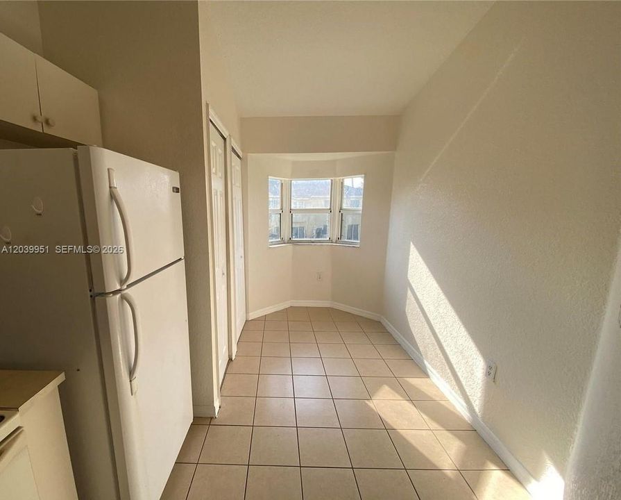 For Rent: $2,200 (2 beds, 2 baths, 910 Square Feet)