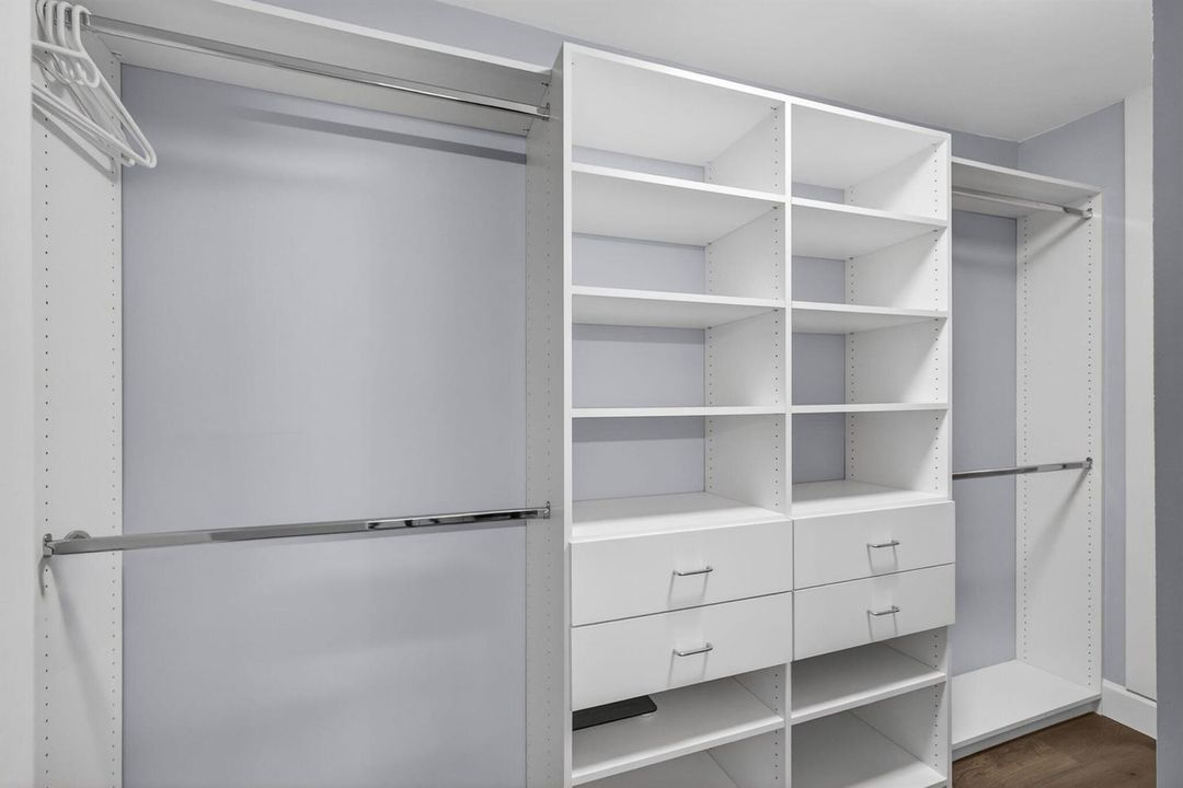 WALK IN CLOSET