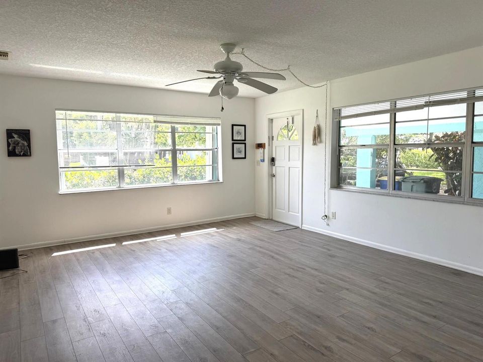 Unit B Living Rm