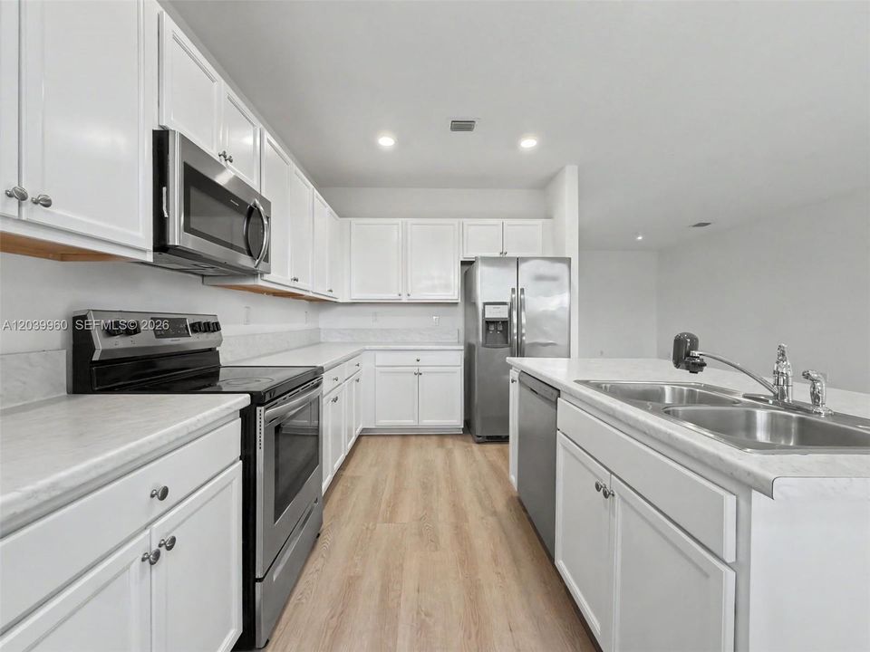 For Rent: $2,950 (3 beds, 2 baths, 1887 Square Feet)