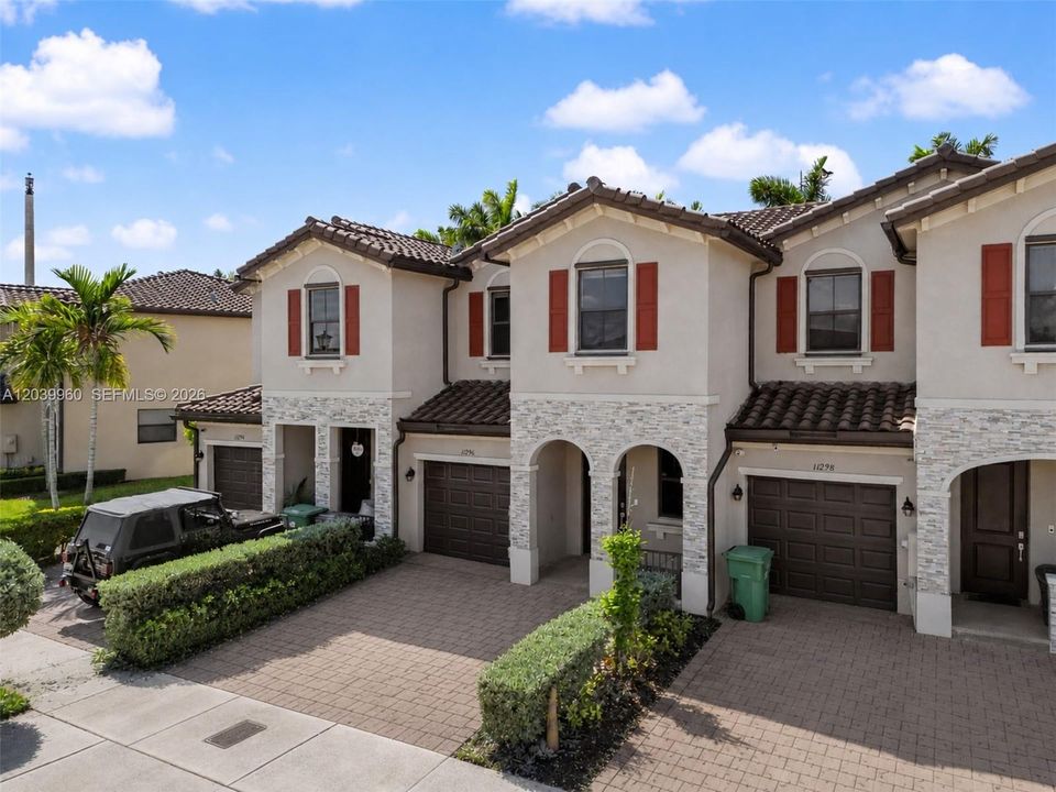 For Rent: $2,950 (3 beds, 2 baths, 1887 Square Feet)