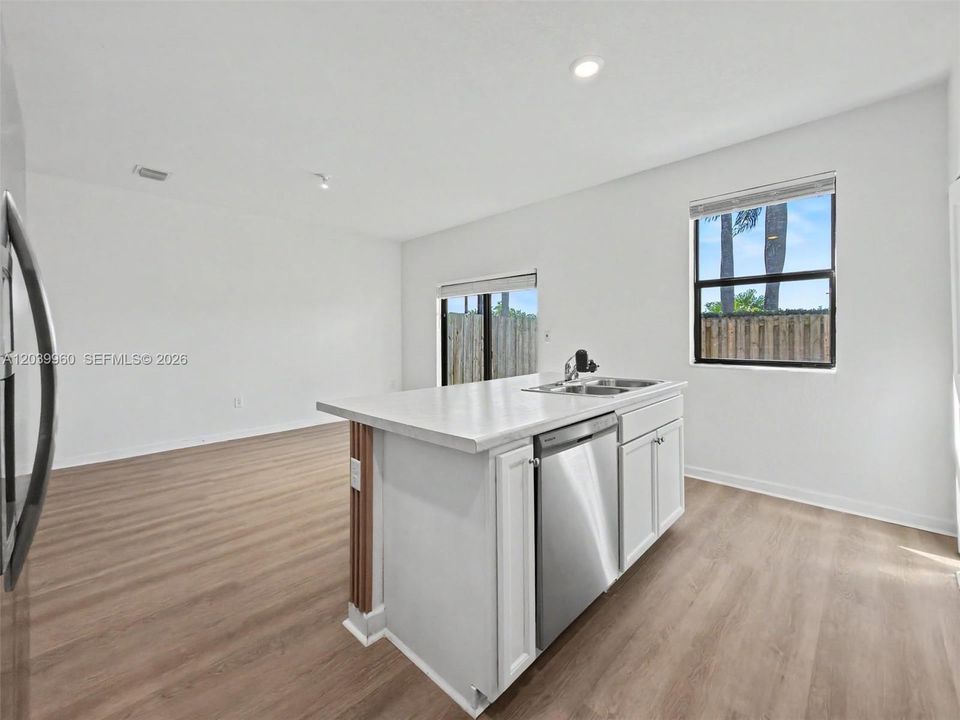 For Rent: $2,950 (3 beds, 2 baths, 1887 Square Feet)
