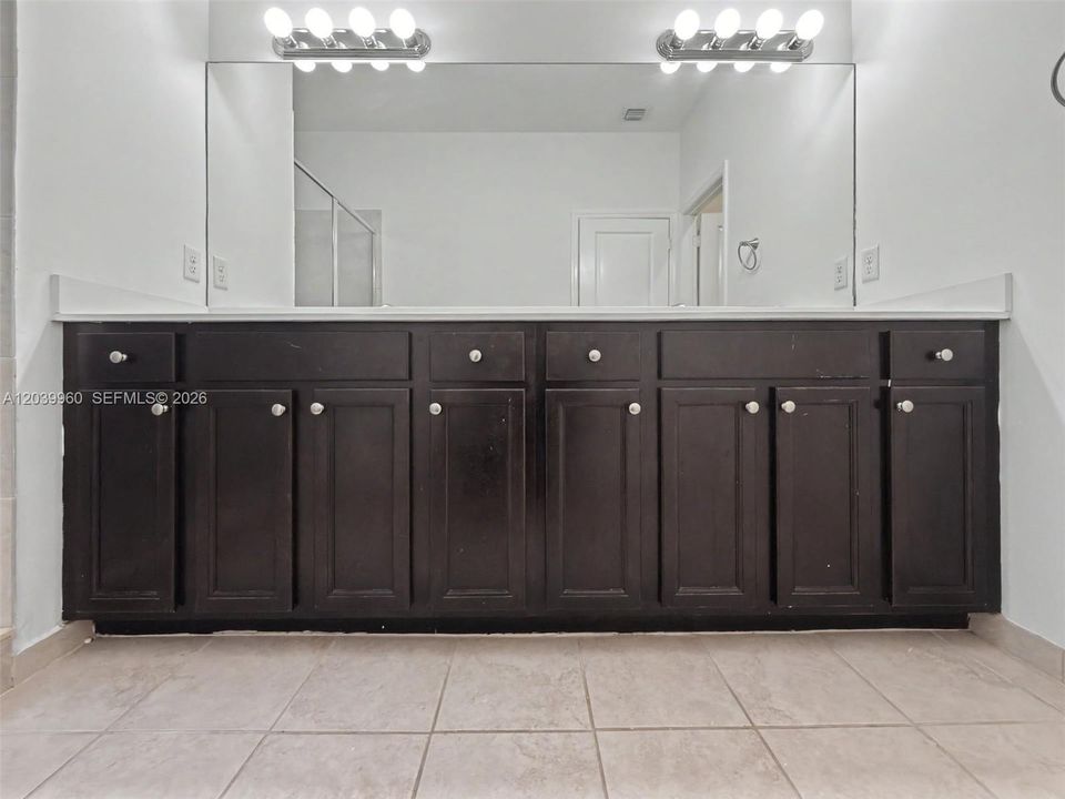For Rent: $2,950 (3 beds, 2 baths, 1887 Square Feet)