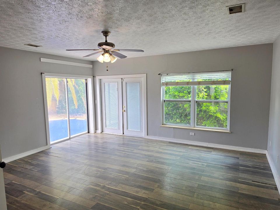 Large 3rd bedroom/bonus room