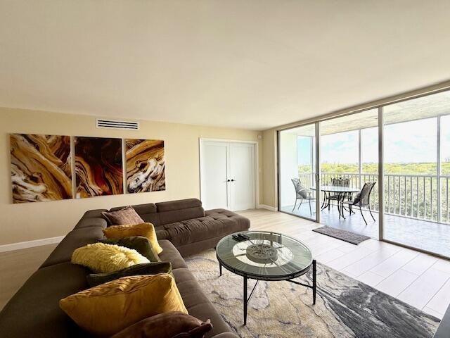 Palm Aire- Living room 9