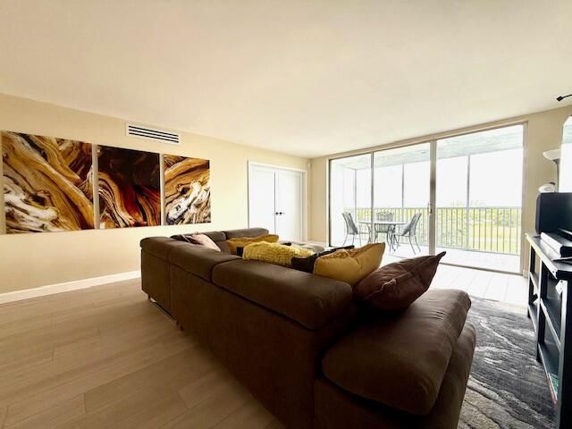 Palm Aire- Living room 5