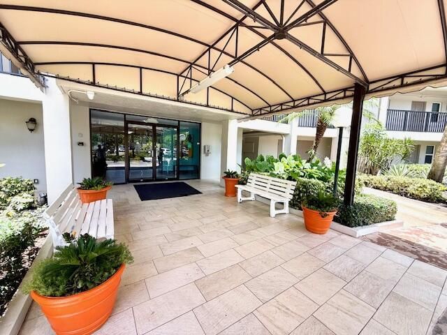 Palm Aire- Building Entrance