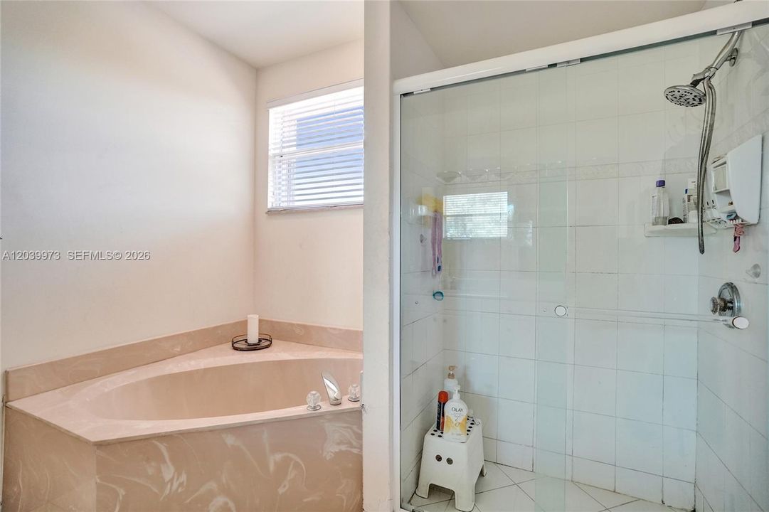 En Venta: $875,000 (4 camas, 3 baños, 2956 Pies cuadrados)