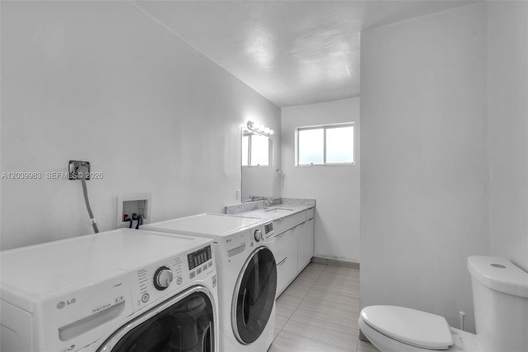 En Venta: $810,000 (3 camas, 3 baños, 2447 Pies cuadrados)