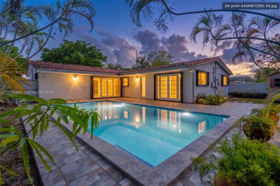 En Venta: $810,000 (3 camas, 3 baños, 2447 Pies cuadrados)