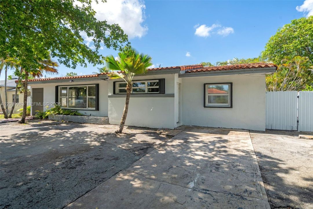 En Venta: $810,000 (3 camas, 3 baños, 2447 Pies cuadrados)