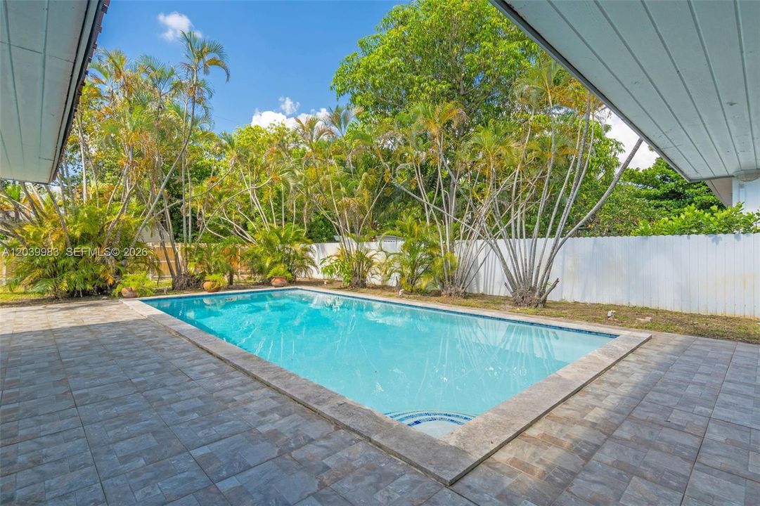 En Venta: $810,000 (3 camas, 3 baños, 2447 Pies cuadrados)
