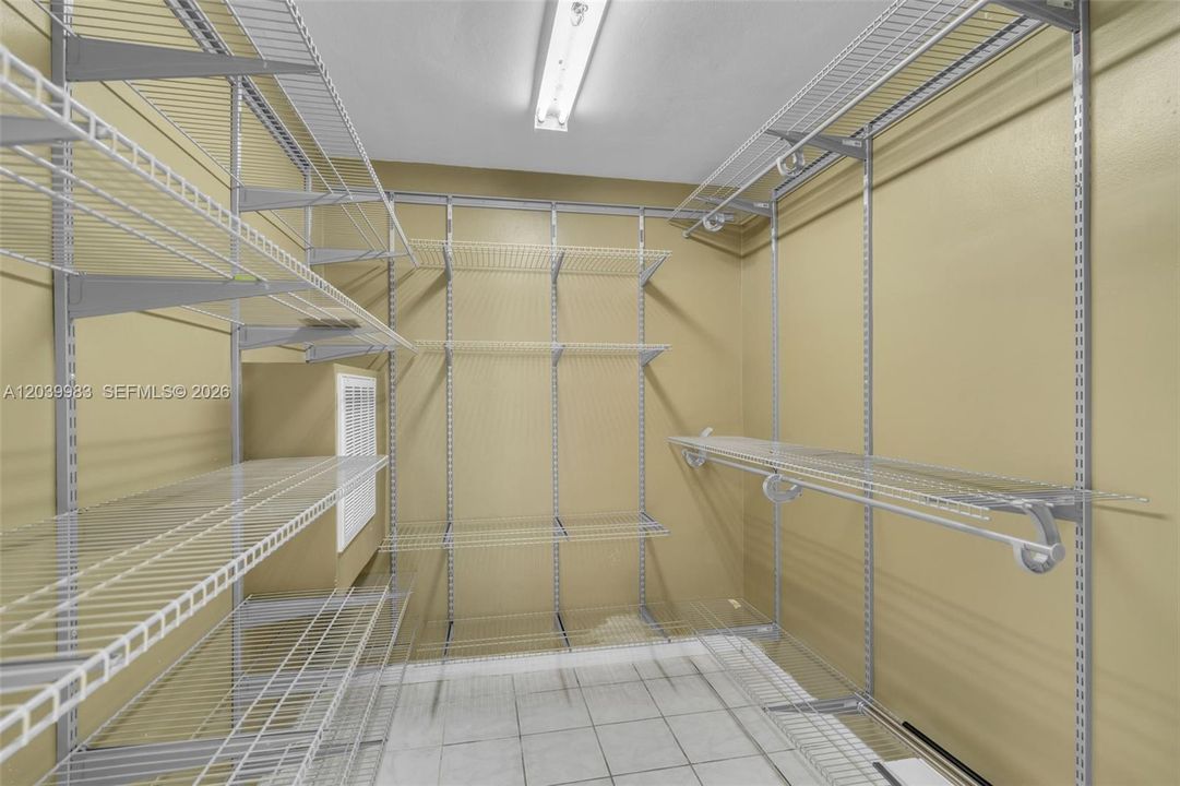 En Venta: $810,000 (3 camas, 3 baños, 2447 Pies cuadrados)