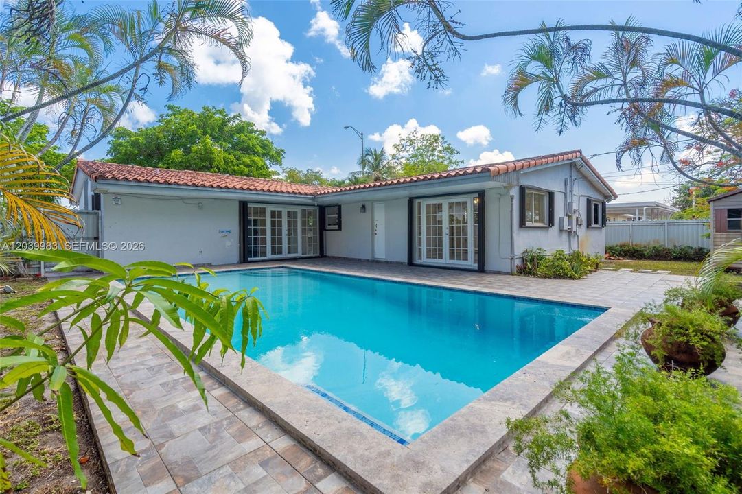 En Venta: $810,000 (3 camas, 3 baños, 2447 Pies cuadrados)