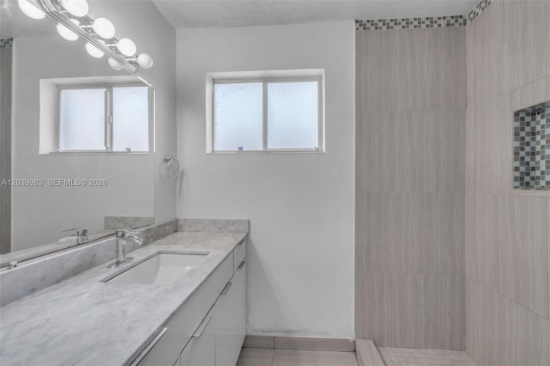 En Venta: $810,000 (3 camas, 3 baños, 2447 Pies cuadrados)