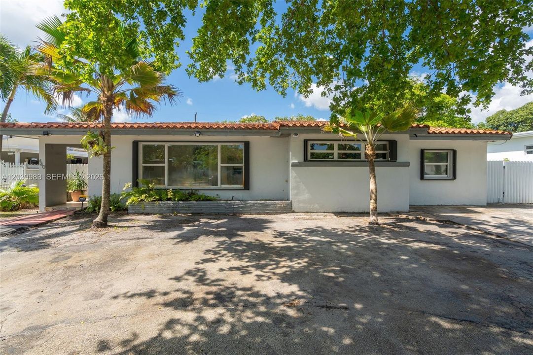 En Venta: $810,000 (3 camas, 3 baños, 2447 Pies cuadrados)